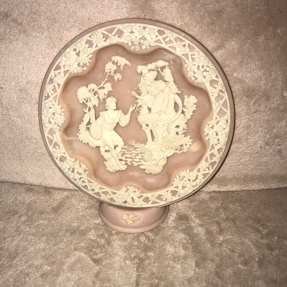 Incolay Studios 1988 Rose Carnelian Incolay stone plate with original stand 💕